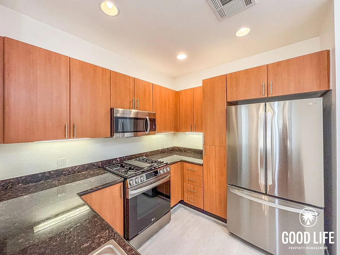 SD: Bright 2BD/2BA Condo in Downtown San Diego with Covered Balcony, Community Gym & In-Unit Laundry — Photo 2