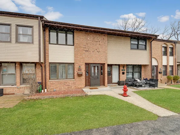 7666 S 88th Ct, Justice, IL 60458