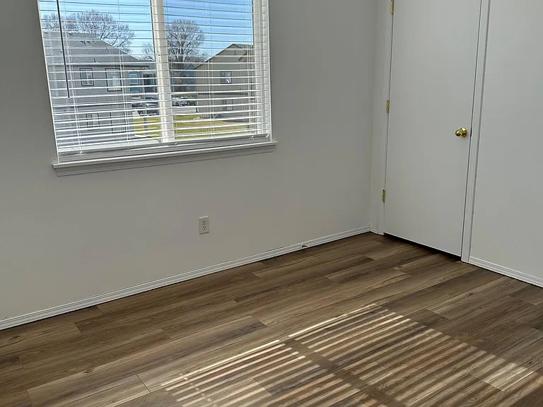 2111 E White Oak Ct — Photo 12