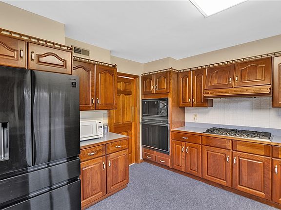 3rd image of 944 Lowber Rd