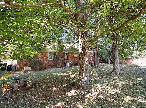4th image of 2122 Regent Ct