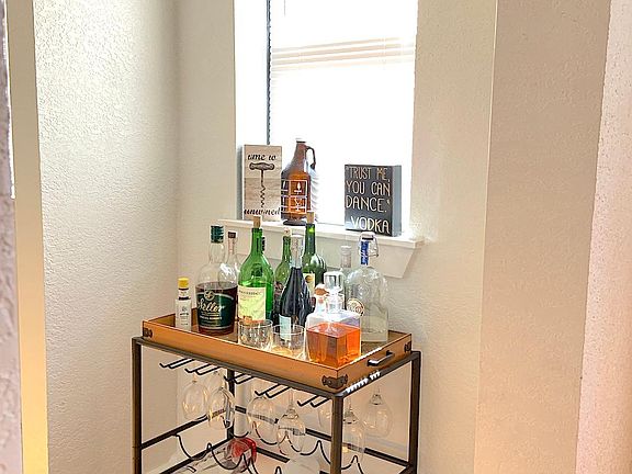 4th image of 218 W Armour Blvd