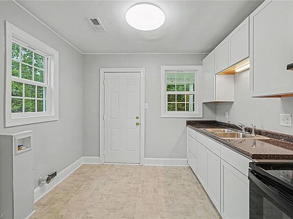4th image of 1218 Valley View St