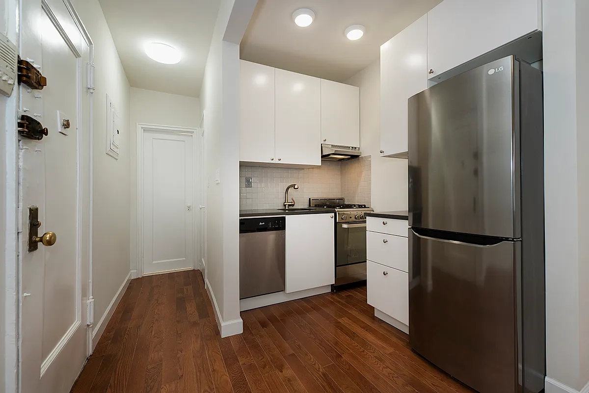 324 East 48th Street — Photo 3