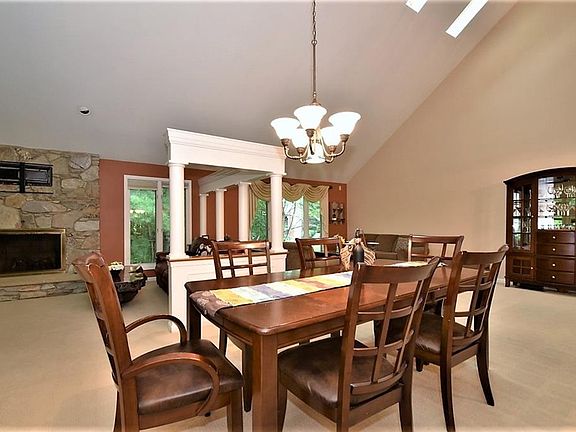 5th image of 948 Hemlock Ln