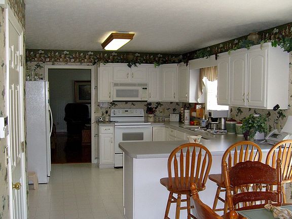 Spacious Eat-In Kitchen