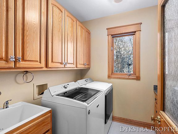 3rd image of 10455 Country Trl NW