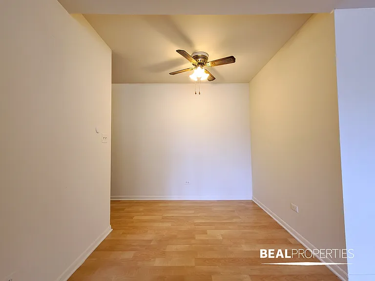 445 W Barry — Photo 104