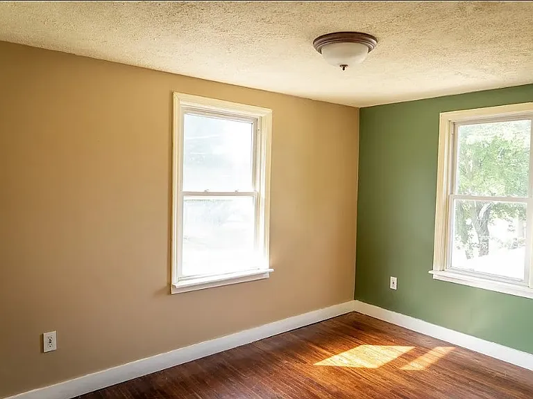 300 Ashwood Dr — Photo 9