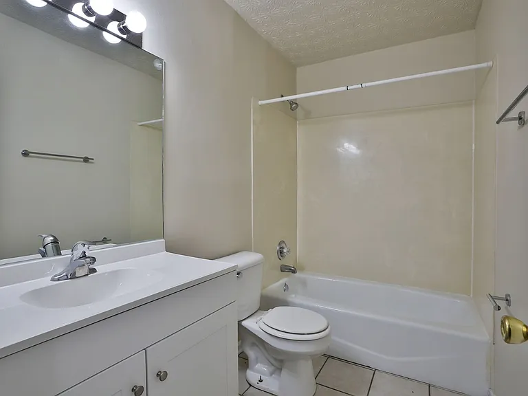 450 E Norwich Ave — Photo 16