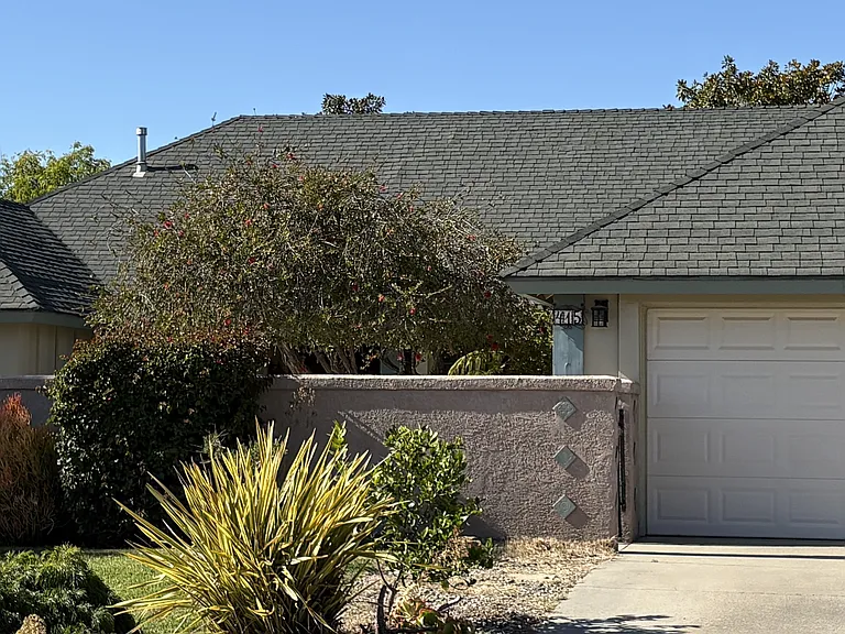 415 Wellington Dr — Photo 1