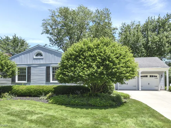 431 Powell Dr, Bay Village, OH 44140