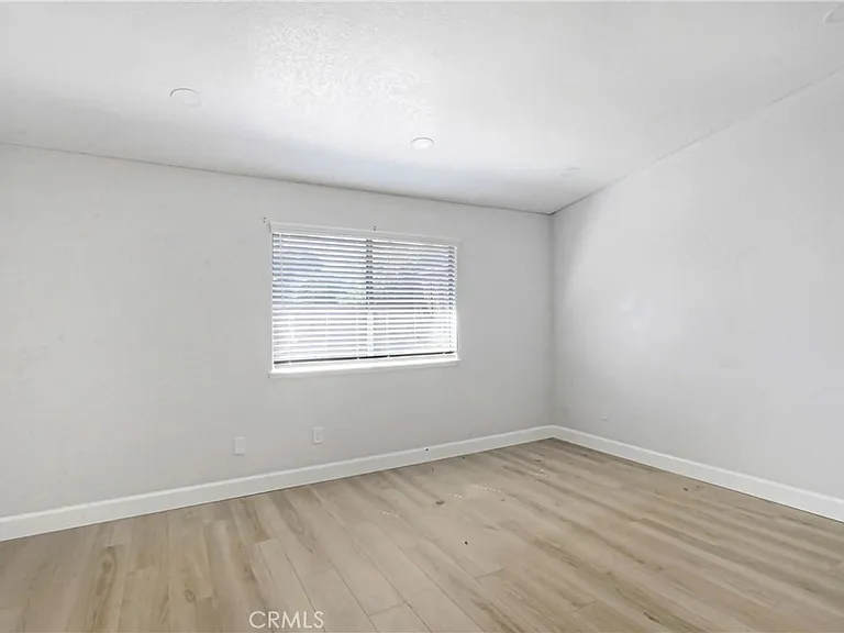 1142 W King St — Photo 9