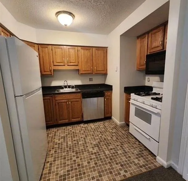 605 Springbrook Cir — Photo 6