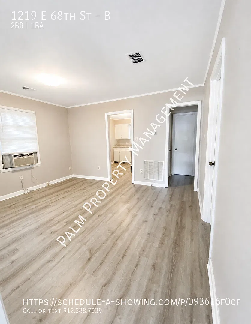 Cute 2 bedroom, 1 bathroom Carriage House apartment near Memorial Hospital and Truman Pkwy — Photo 3