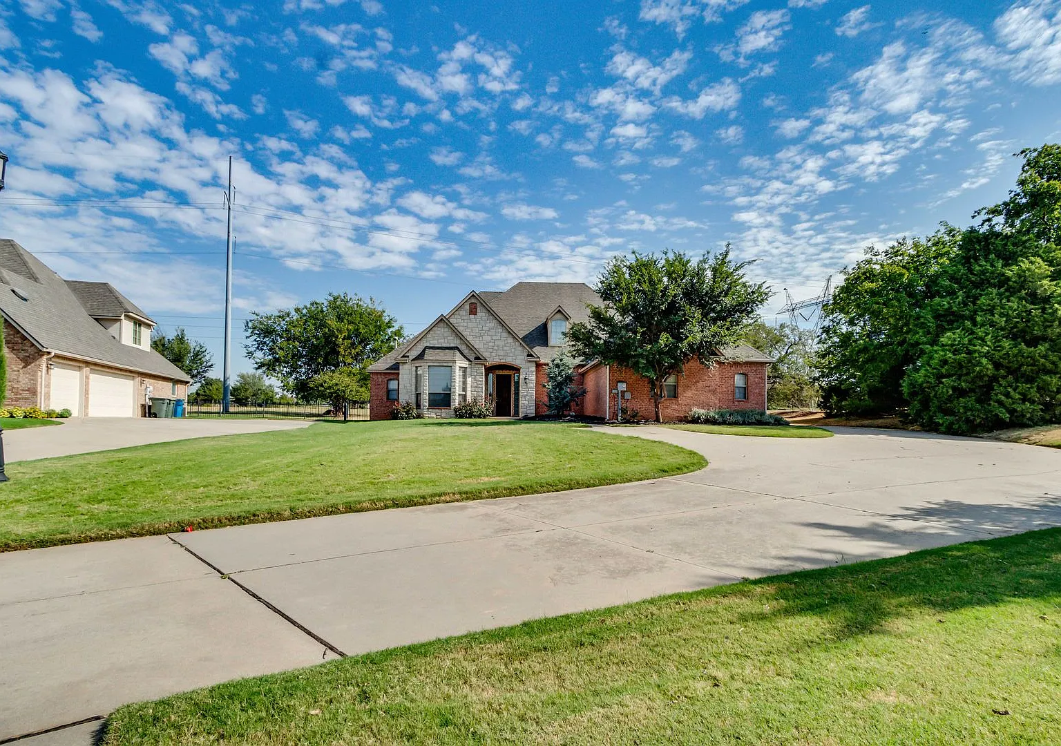 Beautiful 4Bedroom Home tucked away on a quiet cul-de-sac in Coffee Creek! Edmond Schools! Availa... — Photo 1