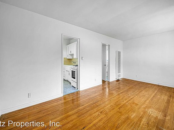 5th image of 2330 N Beachwood Dr #9