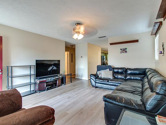 3rd image of 404 Jonquil Ct