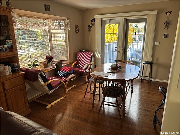 3rd image of 418 Railway Avenue