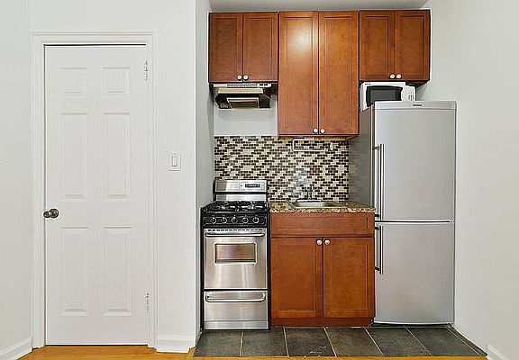 4th image of 225 W 23rd St APT 6M
