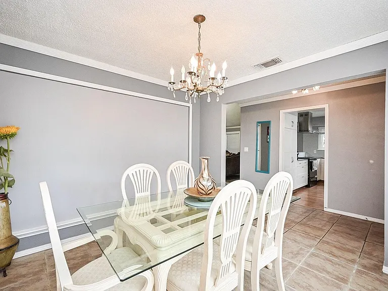 13102 Richmond Ave — Photo 4