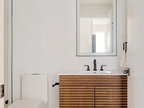 304 Paris St #202, Boston, MA 02128