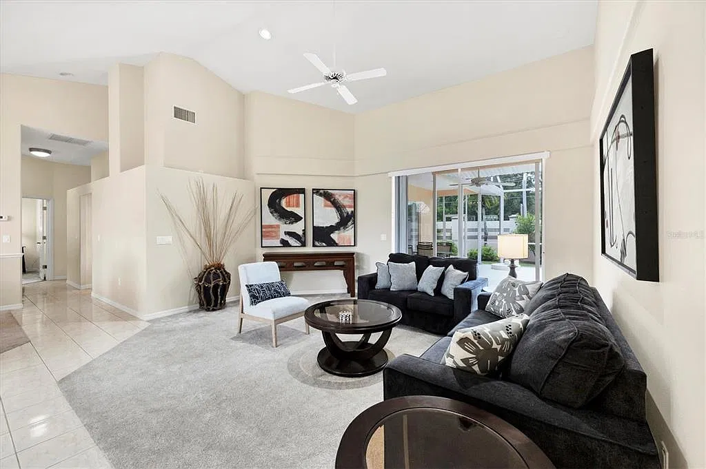 3 bed, 2.5 bath, 2432 sqft, $5,000 — Photo 4