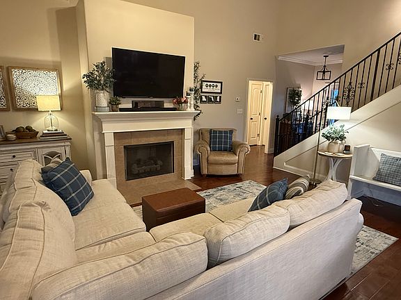 2nd image of 1289 Heritage Cir N