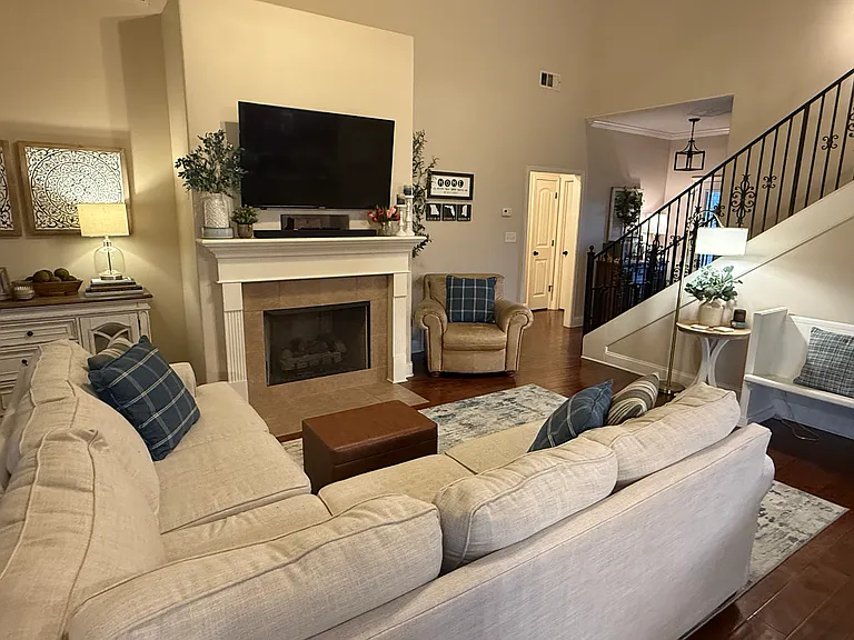 1289 Heritage Cir N — Photo 2
