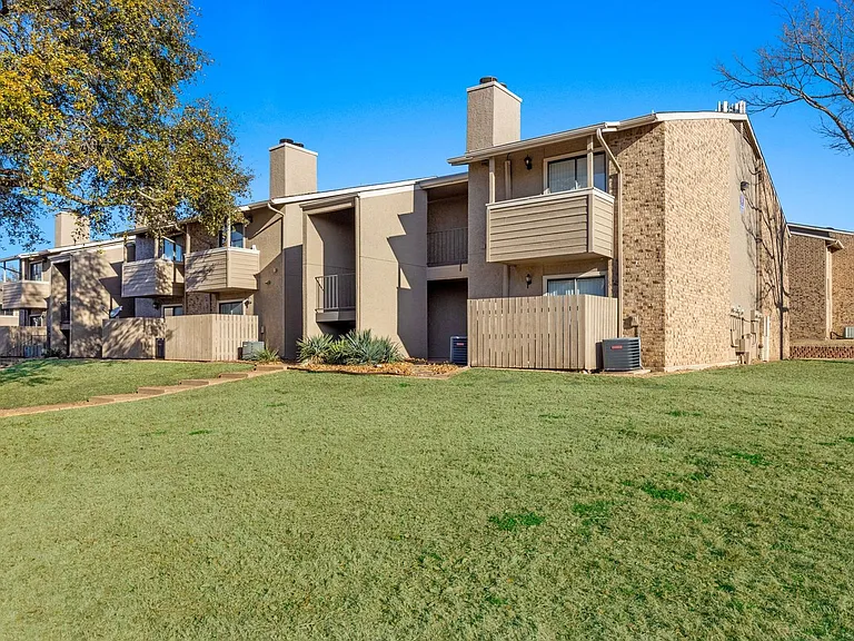 Living Oaks Apartments — Photo 15