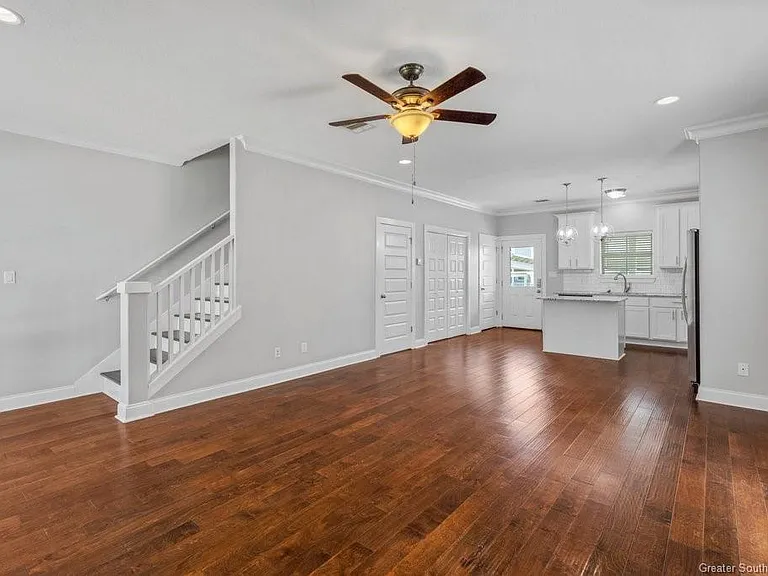 223 Clarence St — Photo 9