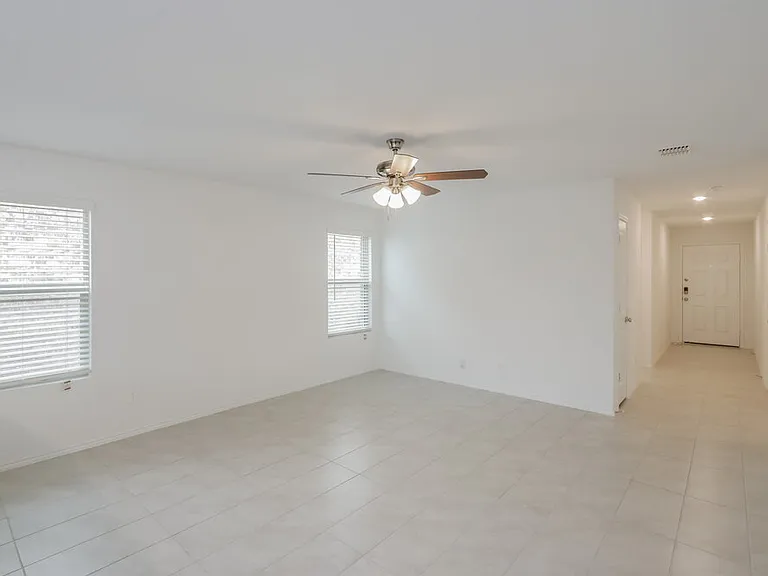 1149 Crestview Dr — Photo 5