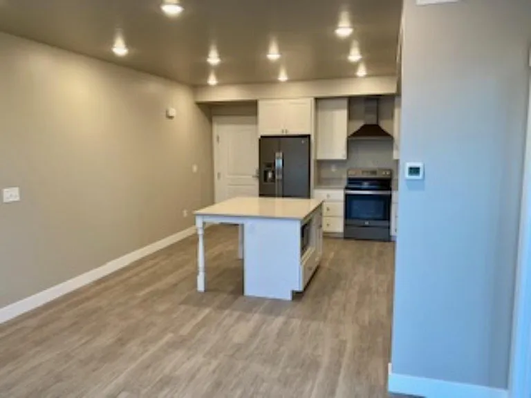 1295 Thomas Dr #204 — Photo 5