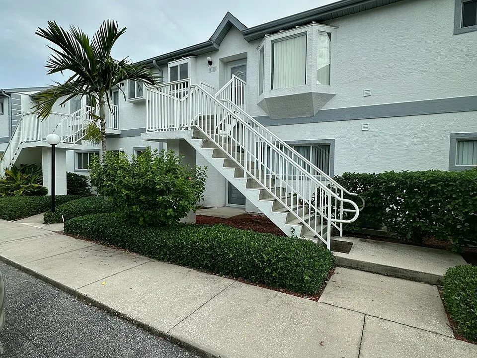 335 Ocean Park Ln #V106