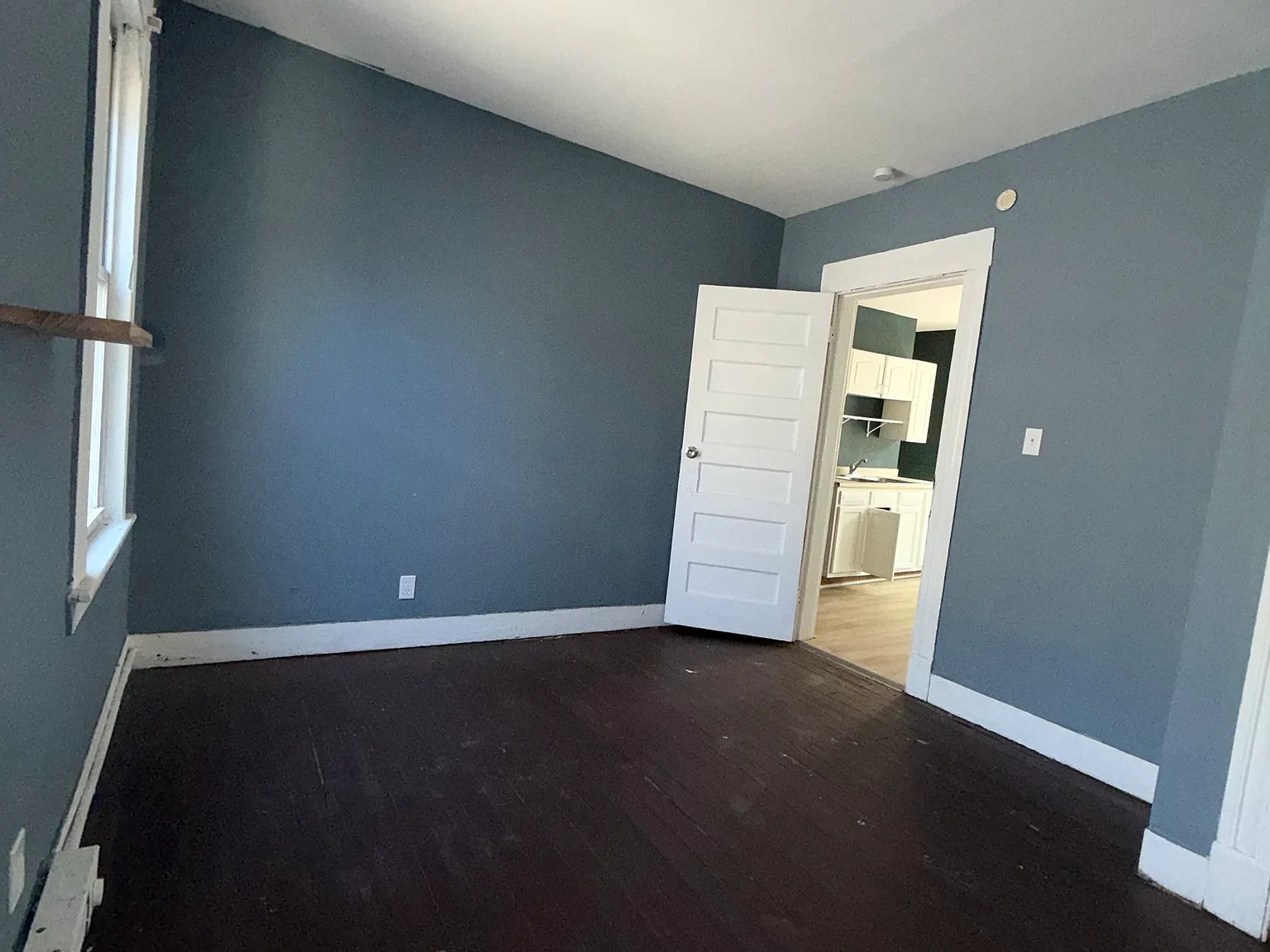 3 bed, 1.0 bath, 2616 sqft, $1,300 — Photo 3