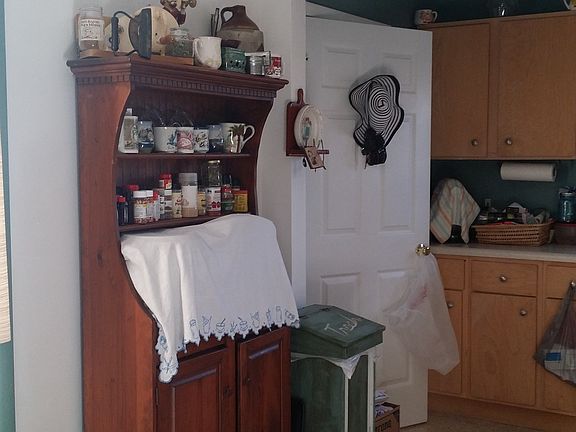 Door to laundry/mud room