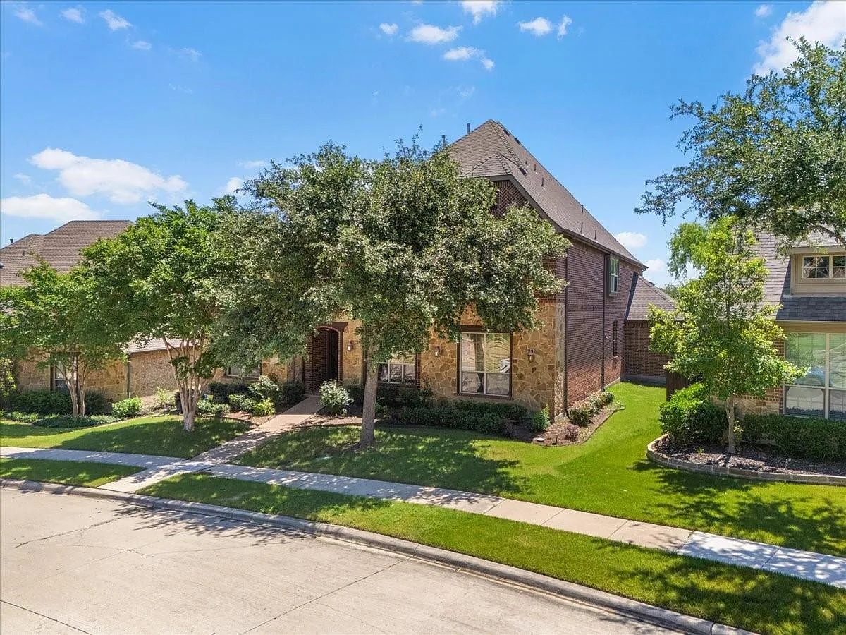 6 bed, 5.5 bath, 5013 sqft, $5,360 — Photo 3