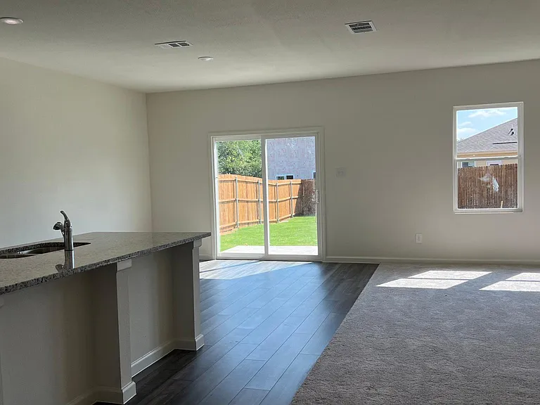 702 Camden Dr — Photo 6