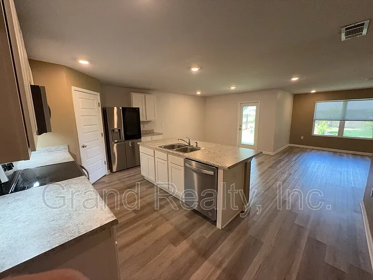5482 Peach Dr — Photo 3