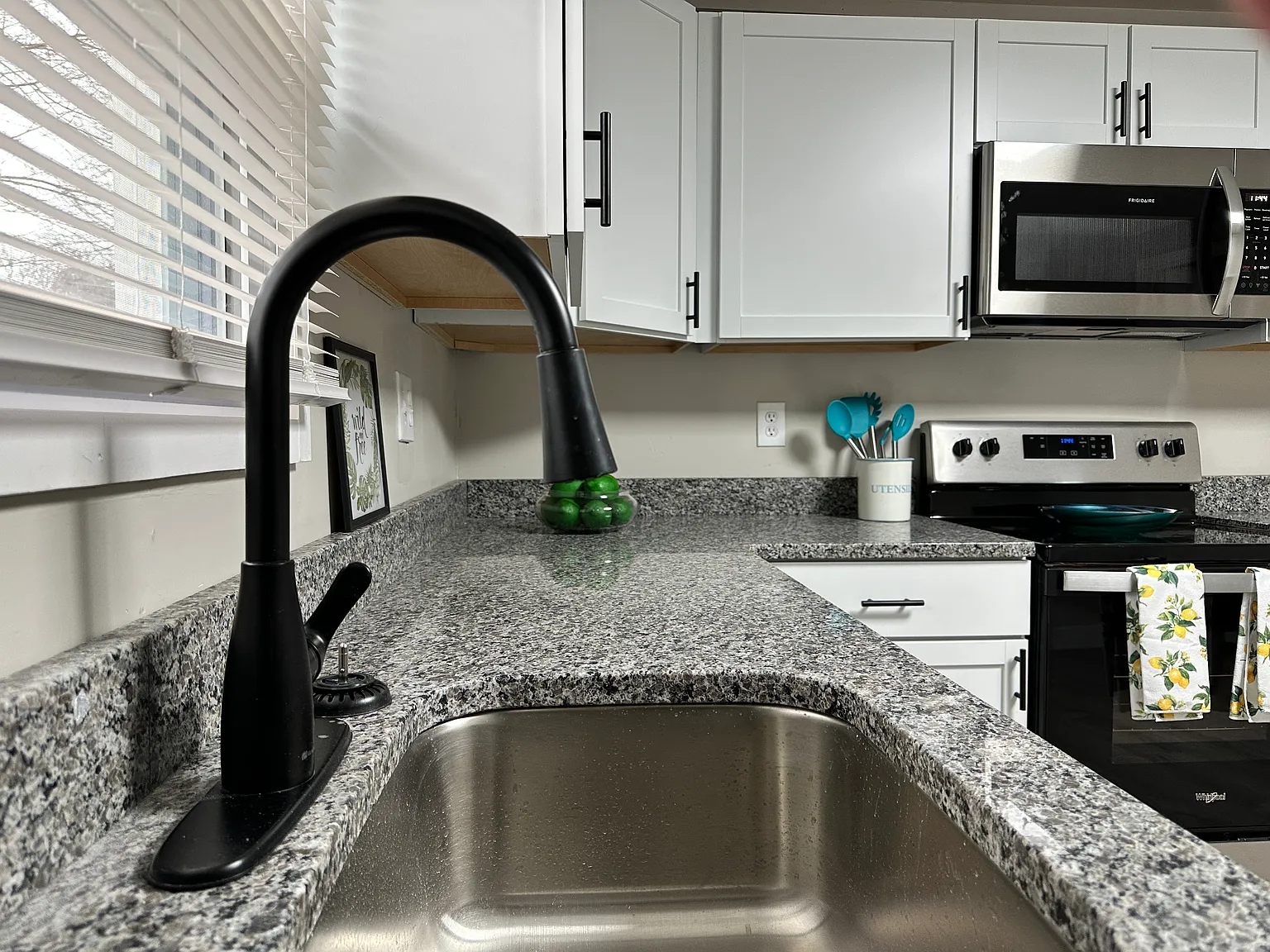 6 bed, 2920 sqft, $4,950 — Photo 3