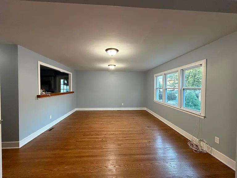 521 Burnham Rd — Photo 2