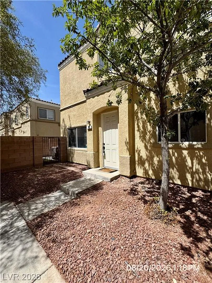Spacious 3-Bedroom Townhome with Private Yard & Community Pool — Photo 2