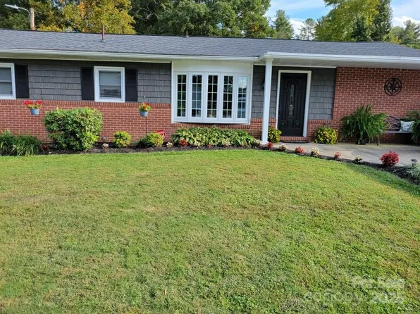 78 N Pinecrest Ln, Hendersonville, NC 28739