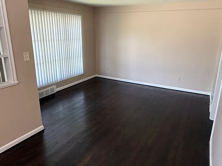 24425 Florence St — Photo 2