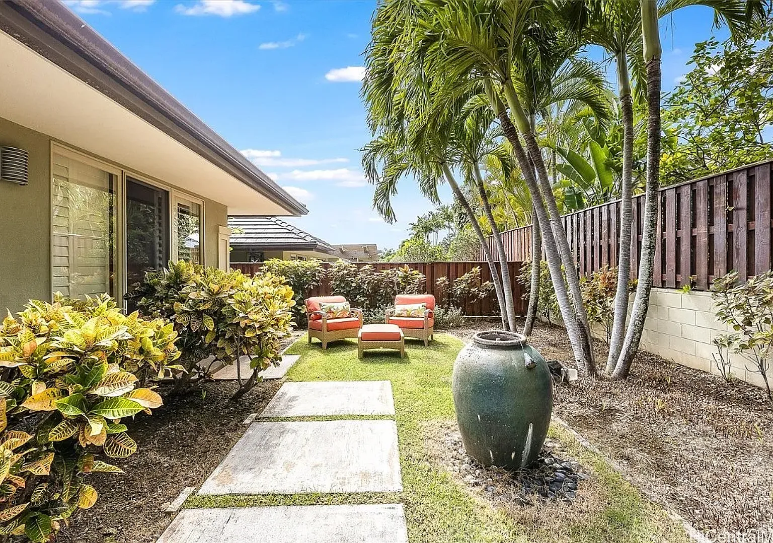 Luxury Living at Koko Villas, Hawaii Kai Spacious, Unfurnished 3 Bed, 2.5 Bath Single-Level Home — Photo 2