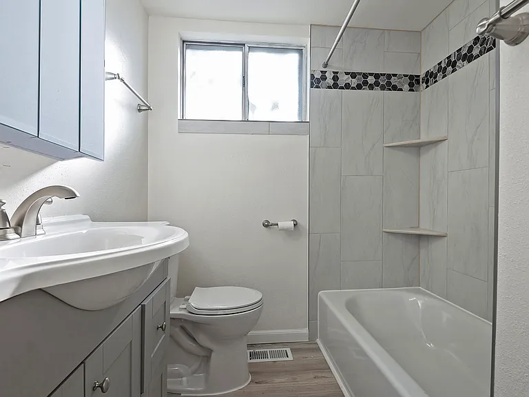Bathroom 1/2