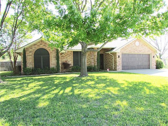 4th image of 1425 Oakwood Dr