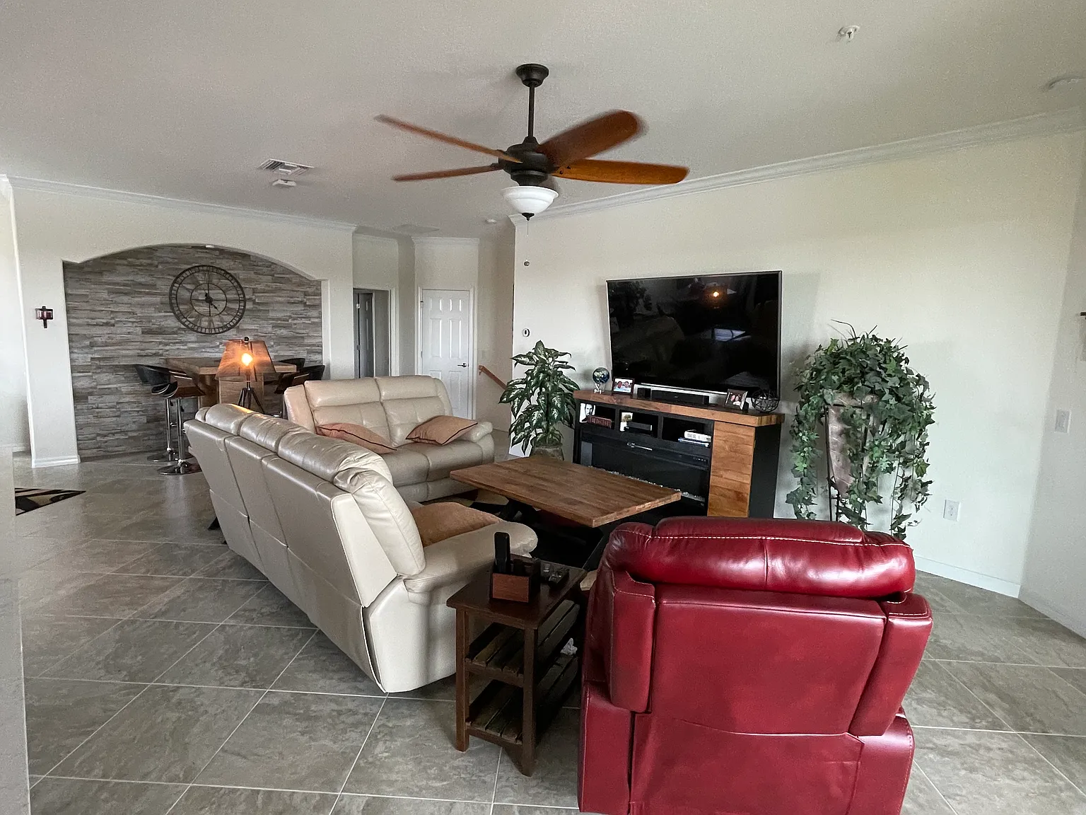 3 bed, 2233 sqft, $8,250 — Photo 4