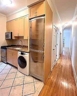 3rd image of 209 W 102nd St APT 3b