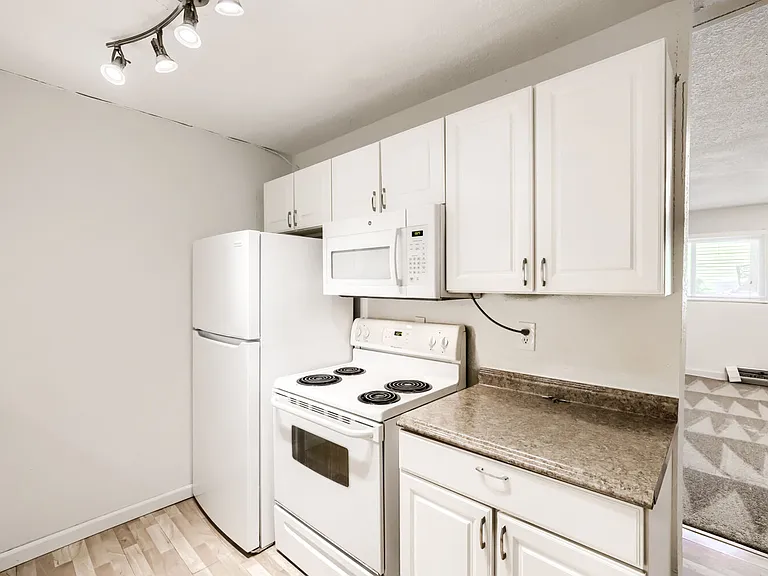 1400 Golden Cir #101 — Photo 3